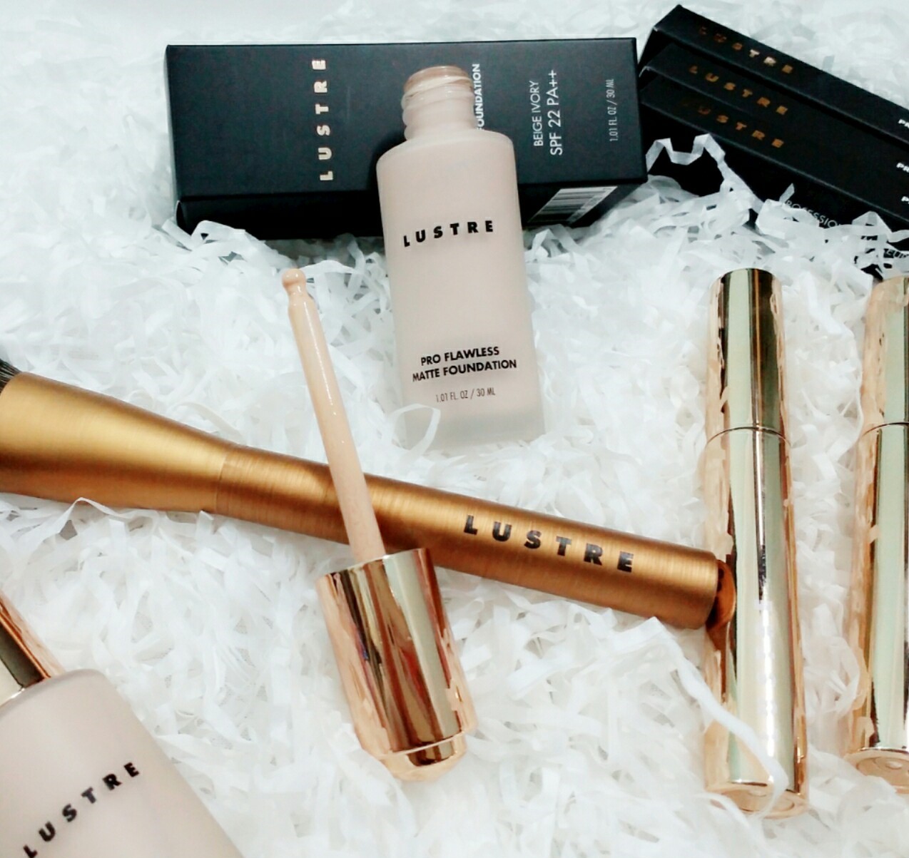 Bộ mỹ phẩm trang điểm Lustre với sản phẩm mới như Pro Flawless Matte Foundation và cọ trang điểm, tốt chứ? Khám phá trong phần 3 này chi tiết về chất lượng và tính hiệu quả của bộ sản phẩm.