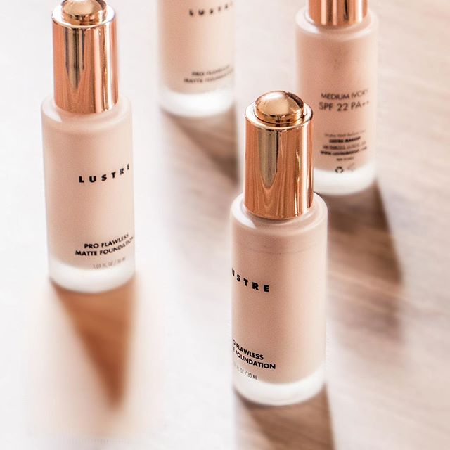Bộ mỹ phẩm trang điểm Lustre với các dòng sản phẩm nền cao cấp, bao gồm Pro Flawless Matte Foundation và Medium Porcelain SPF 22 PA++. Khám phá những sản phẩm mới ra mắt trong phần 3 này, đánh giá chất lượng và hiệu quả của chúng.