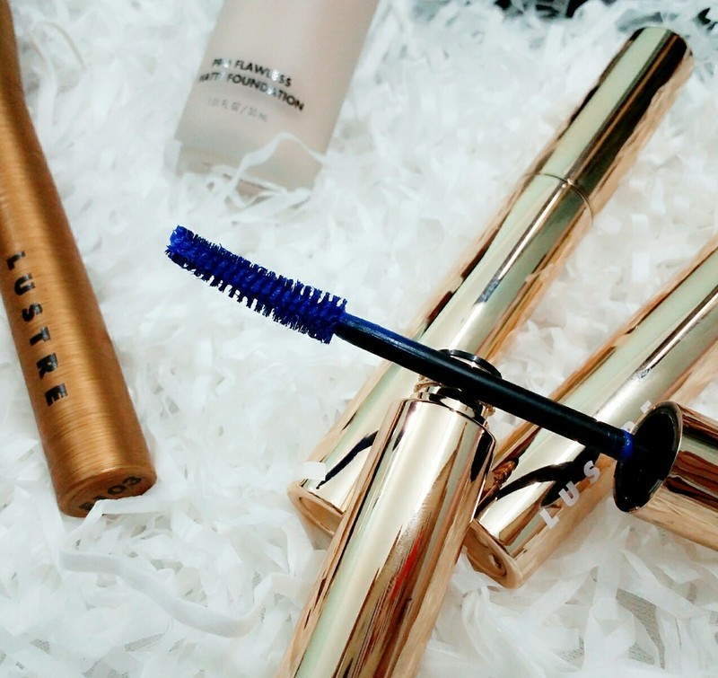 Bộ mỹ phẩm trang điểm Lustre với các sản phẩm mới, bao gồm mascara màu xanh, đang được review trong phần 3 của bài viết về chất lượng và hiệu quả của dòng sản phẩm này. Khám phá chi tiết trong bài để biết thêm!