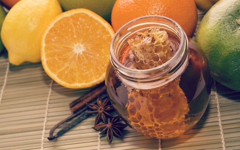 Mật ong tự nhiên được sử dụng trong các biện pháp trị thâm và sẹo mụn hiệu quả, kết hợp với các loại trái cây như cam, chanh, và các liệu pháp dưỡng trắng, giúp ngăn ngừa melanin và kích thích collagen.