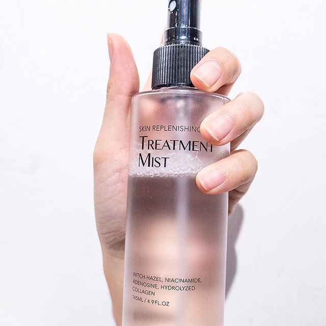 Chai xịt dưỡng da Okame Skincare, chứa các thành phần như Witch Hazel, Niacinamide, và Collagen, giúp cải thiện quy trình dưỡng da cơ bản, mang lại làn da láng mịn.