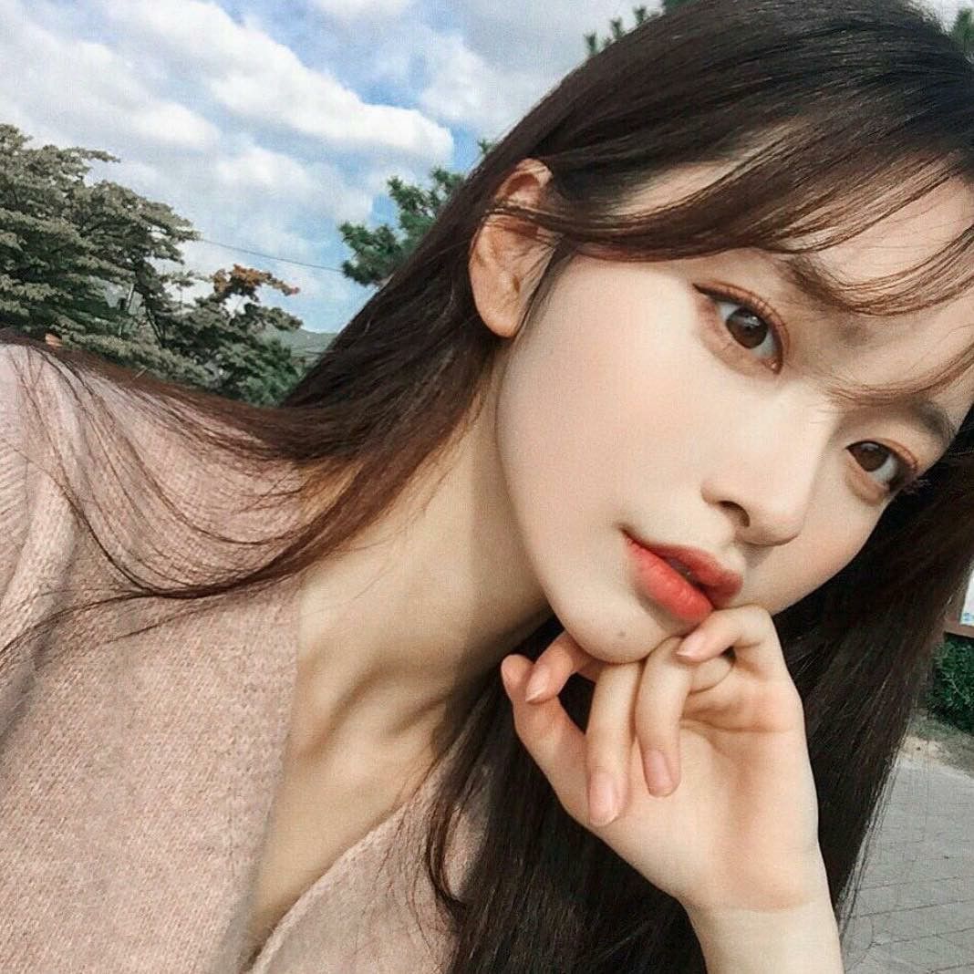 4 hướng dẫn trang điểm đơn giản giúp tạo nên những tấm ảnh selfie đẹp mê ly. Dưới ánh sáng và góc chụp camera, bạn sẽ biết cách trang điểm tự nhiên nhưng vẫn lung linh.