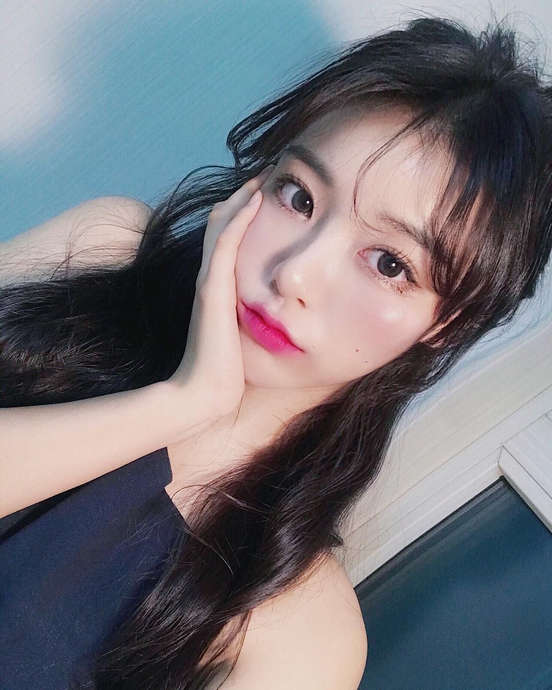 Hướng dẫn trang điểm cơ bản để có những tấm ảnh selfie đẹp mê lòng. Khám phá 4 tuyệt chiêu trang điểm đơn giản giúp bạn tự tin tạo dáng trước ống kính với vẻ ngoài lung linh.