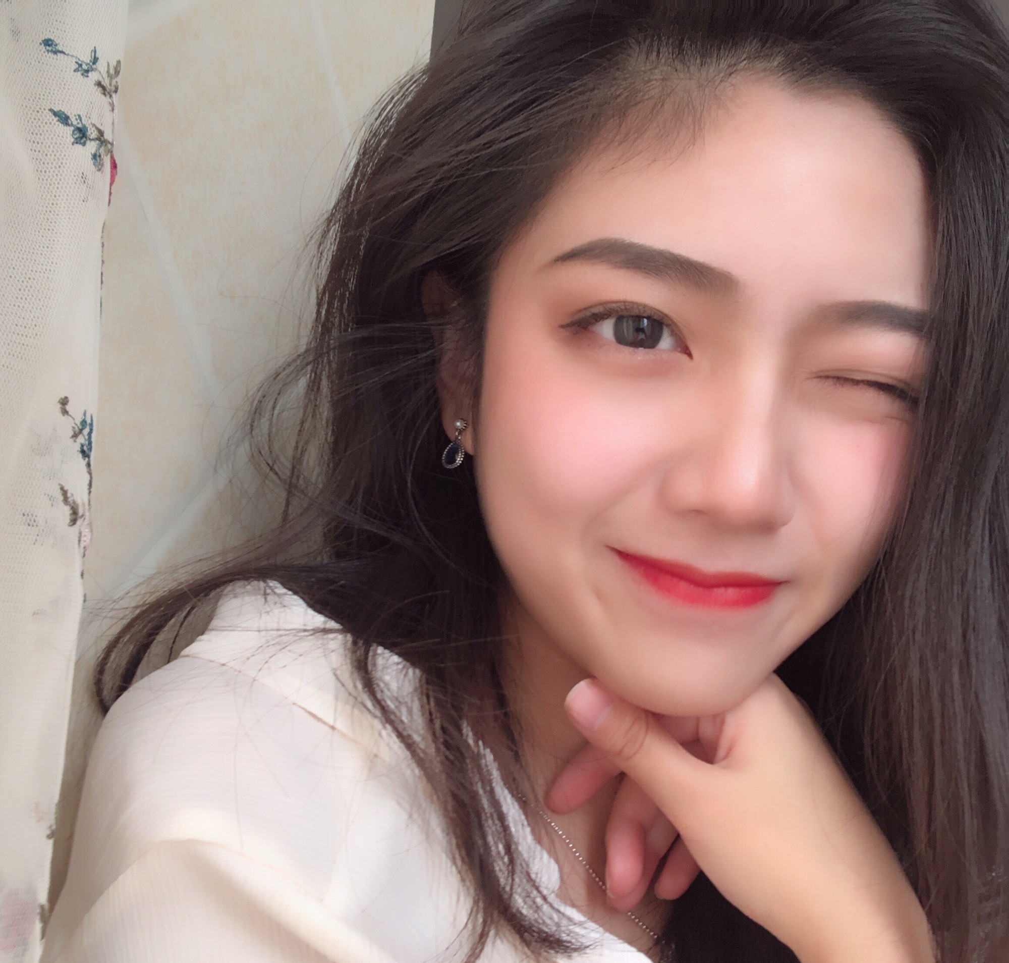 Bài viết "4 hướng dẫn trang điểm cơ bản để có những tấm ảnh selfie đẹp mê ly" cung cấp 4 mẹo trang điểm đơn giản giúp bạn tự tin thể hiện phong cách nhưng vẫn giữ được vẻ tự nhiên và thu hút trong từng bức ảnh.