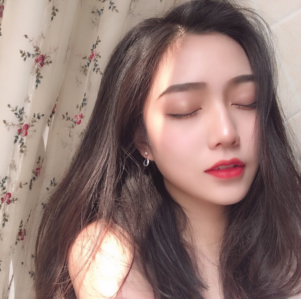 Bài viết với tiêu đề "4 hướng dẫn trang điểm cơ bản để có những tấm ảnh selfie đẹp mê ly" cung cấp 4 mẹo trang điểm đơn giản, giúp bạn đạt được vẻ ngoài tự nhiên hoàn hảo cho những bức ảnh selfie lung linh.