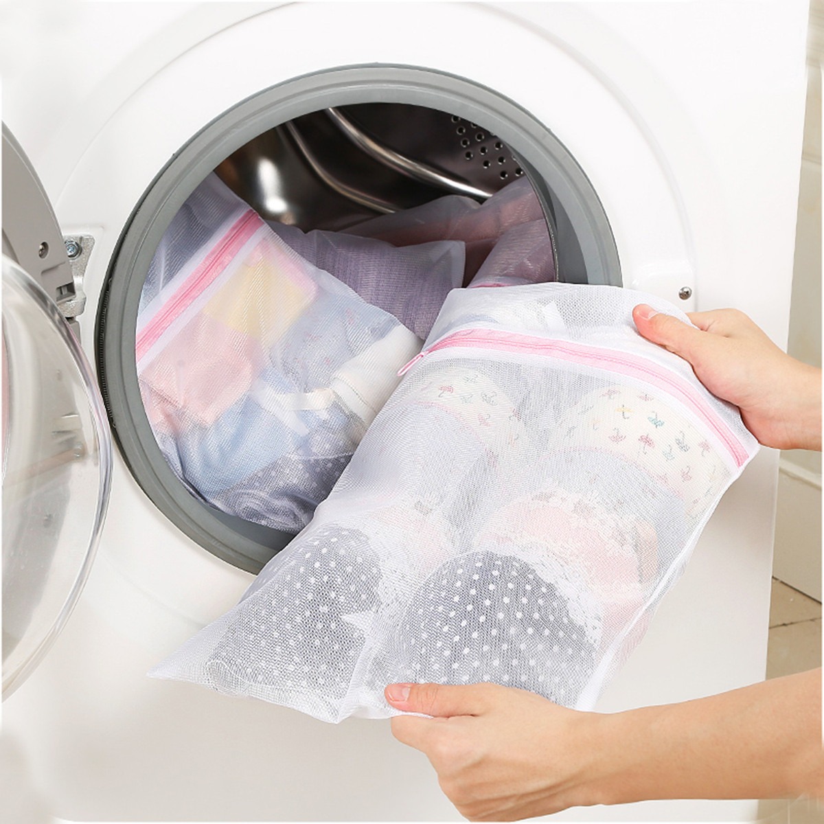 Nội y được bảo quản đúng cách trong túi giặt chuyên dụng, giúp tránh hỏng hóc và ngăn ngừa vi khuẩn, đảm bảo an toàn cho sức khỏe. Kiểm tra cách bảo quản bikini và đồ lót để giữ cho sản phẩm luôn bền đẹp.