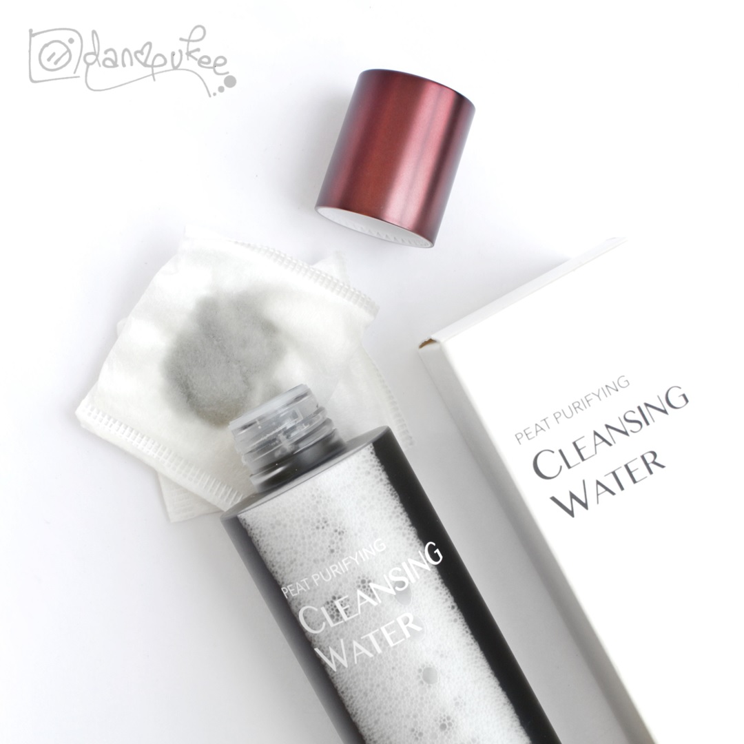 Nước tẩy trang Peat Purifying Cleansing Water từ Okame, một sản phẩm chăm sóc da cơ bản cần thiết cho quy trình dưỡng da. Tinh chất than bùn tự nhiên giúp làm sạch và giữ ẩm, mang lại làn da khỏe mạnh đầy sức sống.