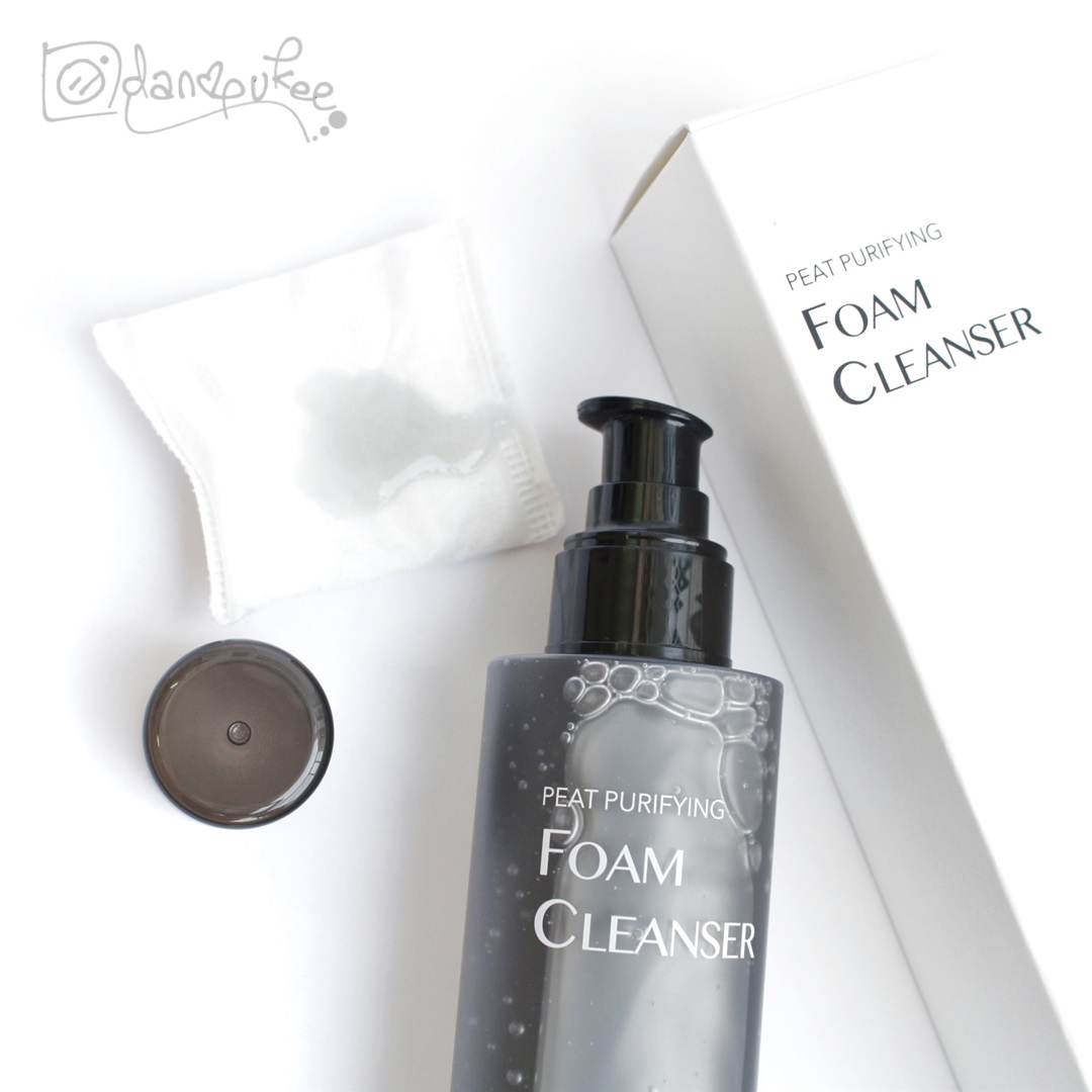 Lọ sữa rửa mặt tạo bọt Peat Purifying Foam Cleanser từ thương hiệu Okame, kèm theo một miếng bông tẩy trang. Tinh chất than bùn tự nhiên giúp làm sạch, dưỡng ẩm và cải thiện sức khỏe làn da. Khám phá quy trình dưỡng da cơ bản hiệu quả với các sản phẩm nổi bật như Okame.