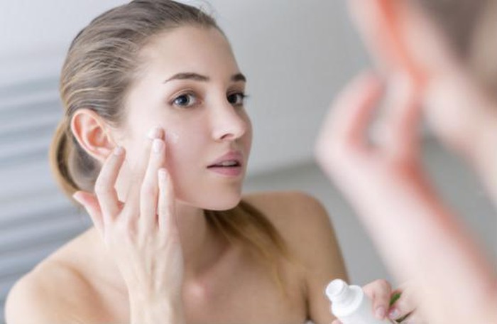 Tạo lớp nền hoàn hảo với quy trình dưỡng da đúng cách. Với những lưu ý chăm sóc da cơ bản, lớp makeup sẽ luôn mịn màng, căng bóng, tránh tình trạng cakey hay ngả màu.