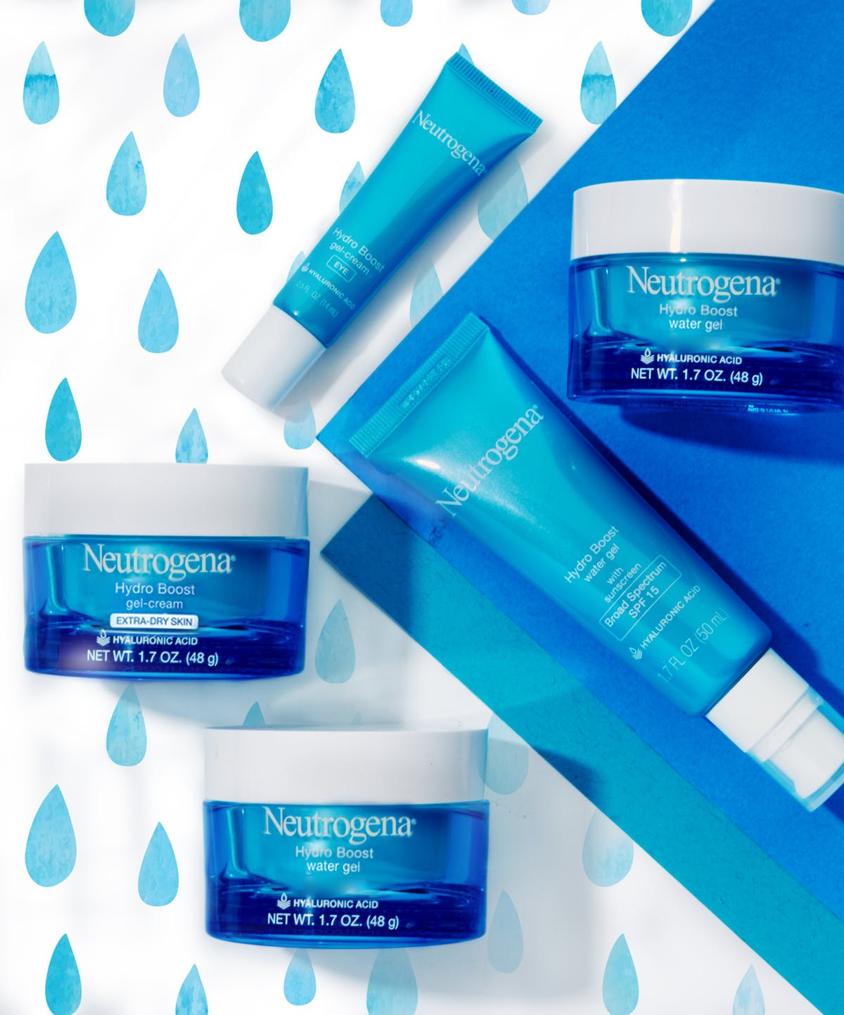 Sản phẩm dưỡng ẩm Neutrogena bao gồm gel nước và kem gel, nổi bật với thành phần axit hyaluronic, nằm trên nền màu xanh dương cùng những giọt nước, thể hiện quy trình dưỡng da cơ bản của các biên tập viên làm đẹp.