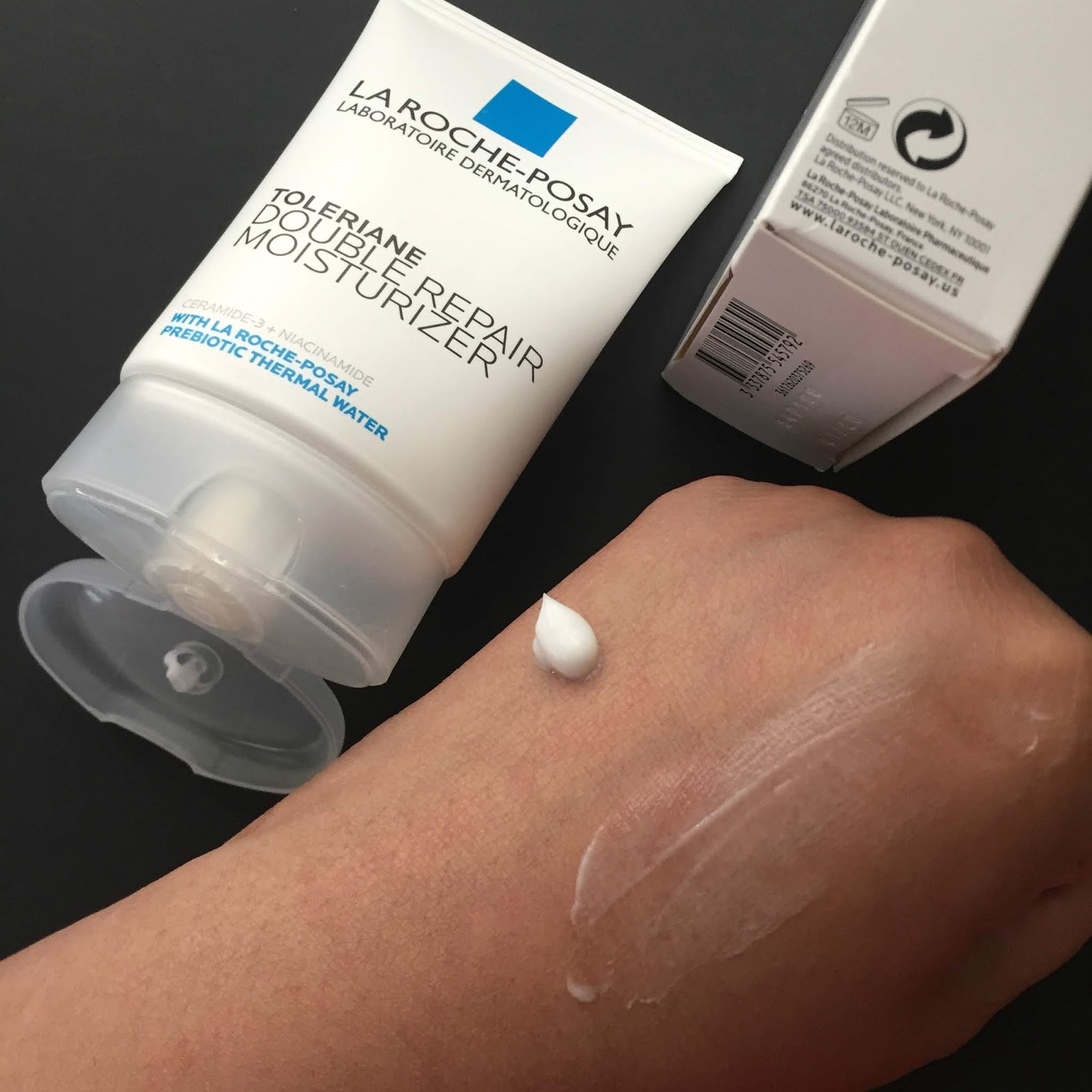 Kem dưỡng ẩm La Roche-Posay Toleriane Double Repair được áp dụng lên tay, thể hiện một sản phẩm nổi bật trong quy trình chăm sóc da cơ bản của các biên tập viên làm đẹp thế giới.