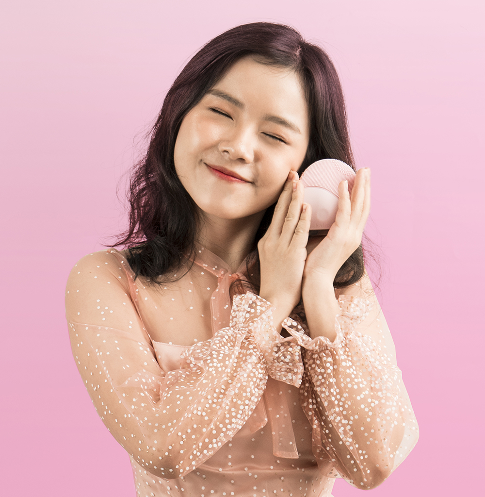 Gợi ý quà tặng ý nghĩa cho phái đẹp vào dịp 20/10. Hình ảnh cô gái tươi cười ôm món quà trên tay, biểu hiện tình cảm và sự chăm sóc, phù hợp với chủ đề tình yêu thương trong mùa lễ đặc biệt.