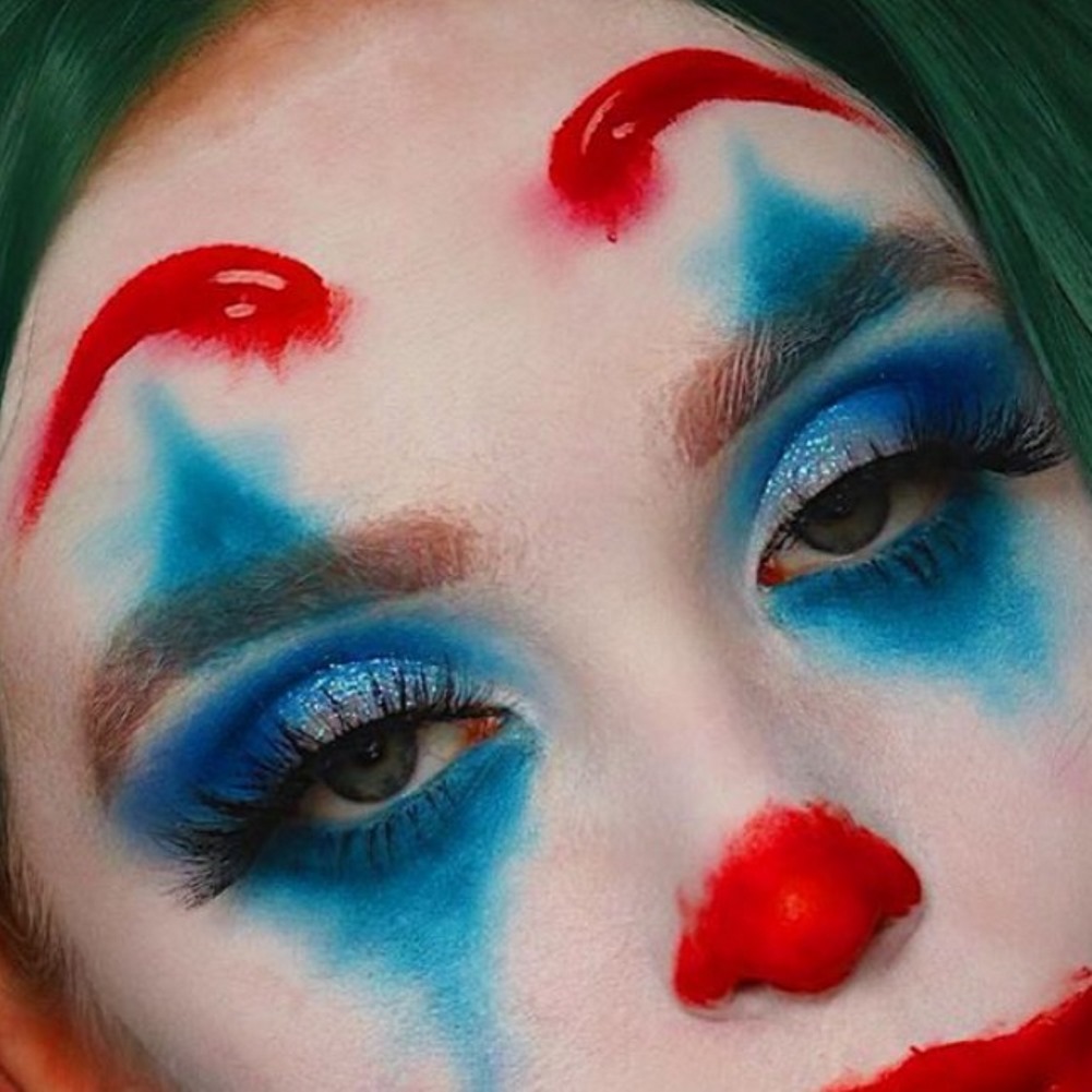 Hóa trang ấn tượng cho Halloween với layout mặt clown đầy màu sắc. Bài viết gợi ý cách trang điểm độc đáo giúp bạn nổi bật trong mùa lễ hội này.