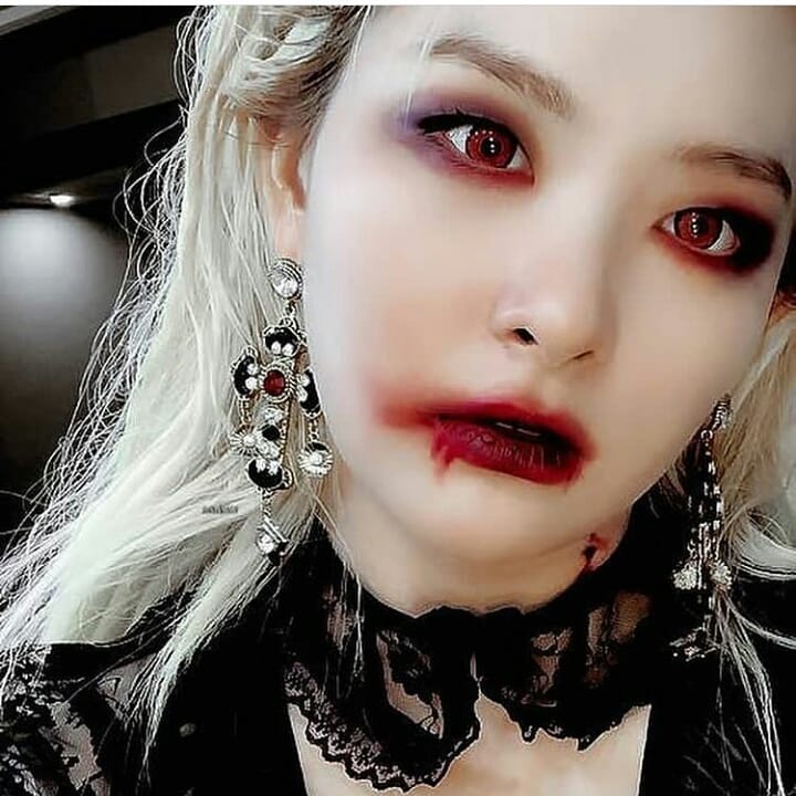 Hóa trang Halloween với layout kinh dị nổi bật. Đôi mắt đỏ rực và phong cách trang điểm thần bí, truyền cảm hứng cho những bộ cánh ấn tượng trong mùa Halloween.