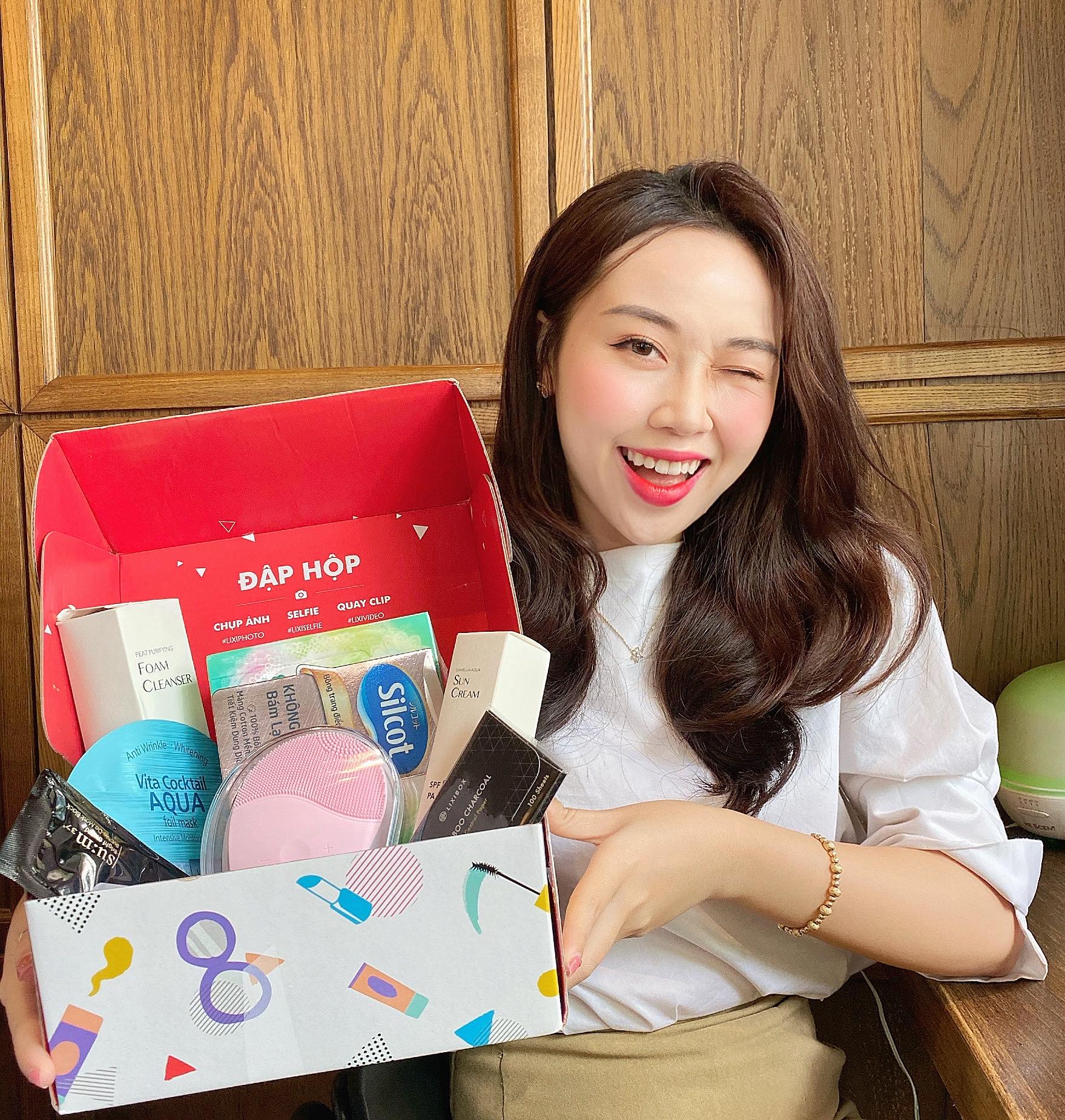 Misoa, Vân Miu và Lưu Thanh Xuân cùng nhau đập hộp Beauty Box với các sản phẩm mỹ phẩm hấp dẫn trong không khí vui tươi của dịp 20/10. Những khoảnh khắc hạnh phúc và hào hứng của các bạn gái khi nhận quà được thể hiện rõ nét.