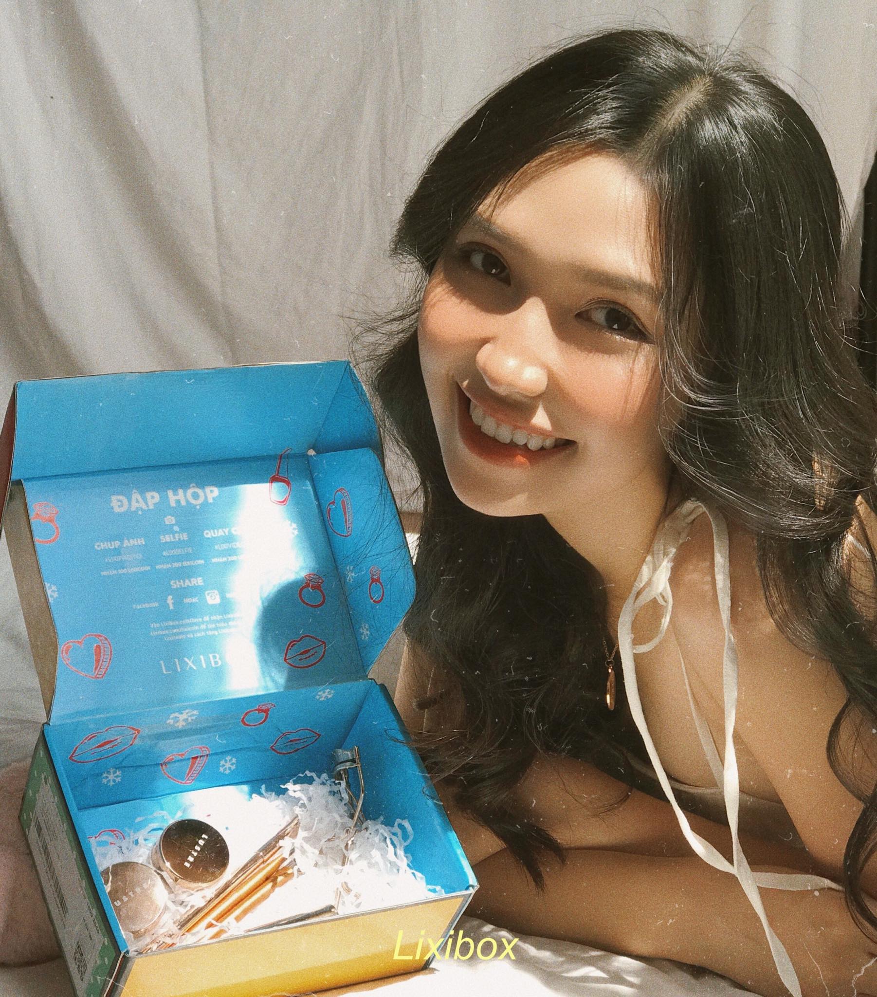 Misoa, Vân Miu, Lưu Thanh Xuân cùng hàng triệu cô gái đập hộp Beauty Box siêu hoành tráng, tận hưởng món quà mỹ phẩm xinh xắn trong dịp 20/10. Chia sẻ khoảnh khắc hạnh phúc với Lixibox!