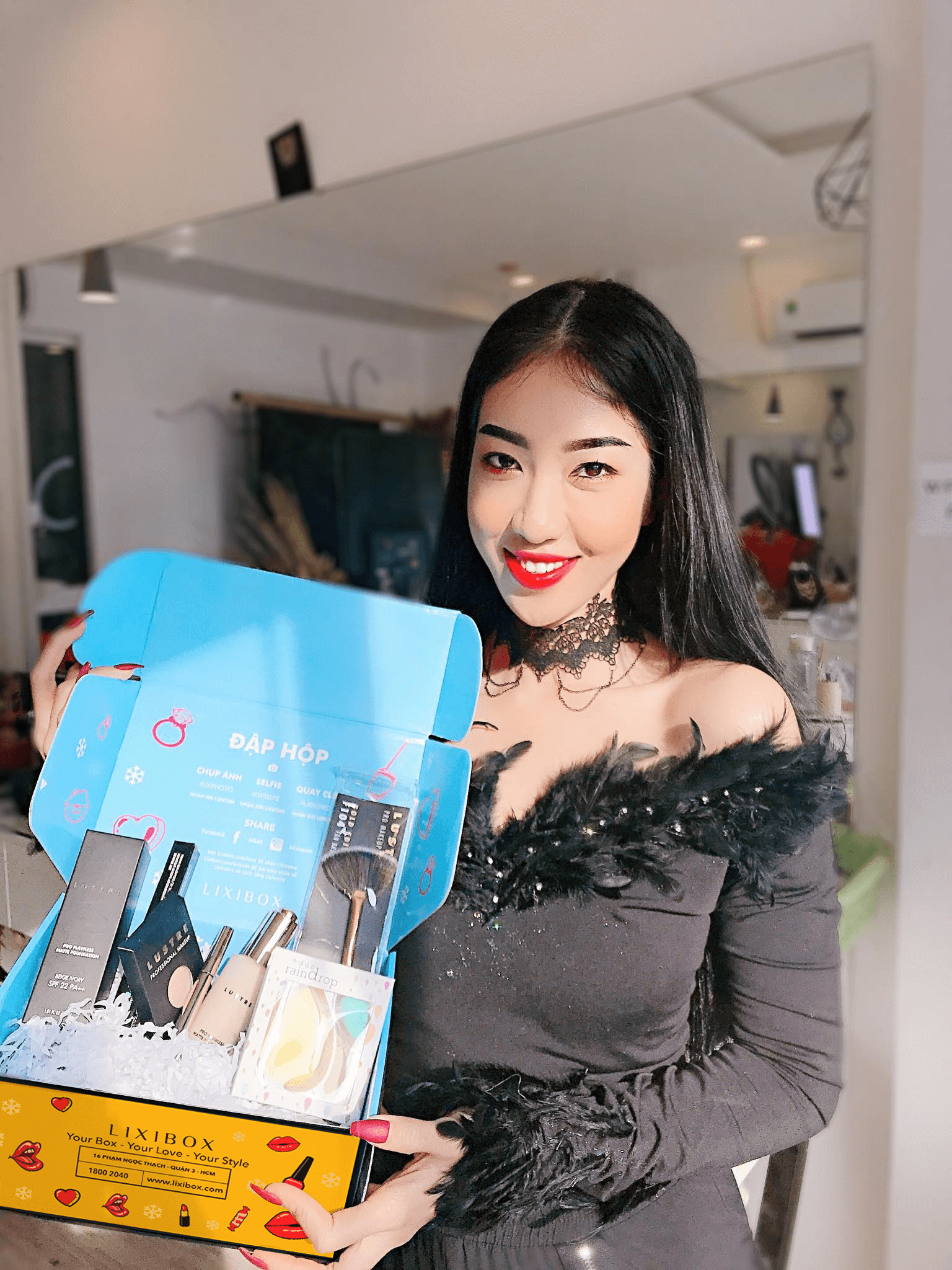 Điểm danh các hot girl như Misoa, Vân Miu, Lưu Thanh Xuân cảm nhận niềm vui khi đập hộp Beauty Box xinh xắn ngày 20/10. Khám phá những sản phẩm mỹ phẩm tuyệt vời trong dịp đặc biệt này cùng Lixibox!
