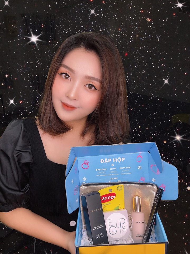 Misoa, Vân Miu, và Lưu Thanh Xuân khoe khoảnh khắc vui vẻ khi nhận hộp quà mỹ phẩm dịp 20/10. Khám phá sự hấp dẫn của Beauty Box hoành tráng cùng hàng triệu cô gái khác.