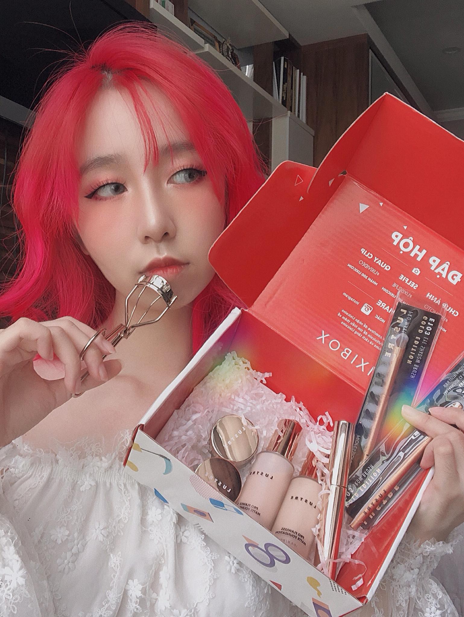 Misoa, Vân Miu và Lưu Thanh Xuân cùng hàng triệu cô gái hào hứng với hộp quà mỹ phẩm từ Lixibox, thể hiện khoảnh khắc đập hộp bắt mắt cho dịp 20/10, tôn vinh vẻ đẹp và niềm vui trong ngày lễ.