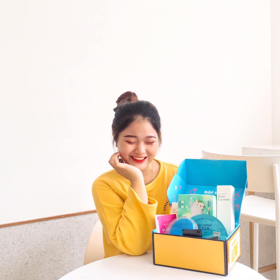 Những khoảnh khắc vui vẻ của Misoa, Vân Miu và Lưu Thanh Xuân khi đập hộp Beauty Box xinh xắn dịp 20/10, chia sẻ niềm vui cùng hàng triệu cô gái yêu thích mỹ phẩm.