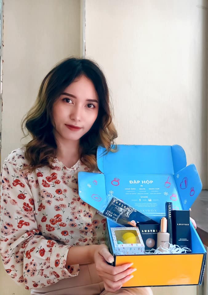 Misoa cầm trên tay hộp quà mỹ phẩm màu xanh, thể hiện khoảnh khắc đập hộp với các sản phẩm làm đẹp. Bài viết điểm danh các hot girl đã tham gia sự kiện hoành tráng dịp 20/10, mang đến niềm vui cho hàng triệu cô gái.
