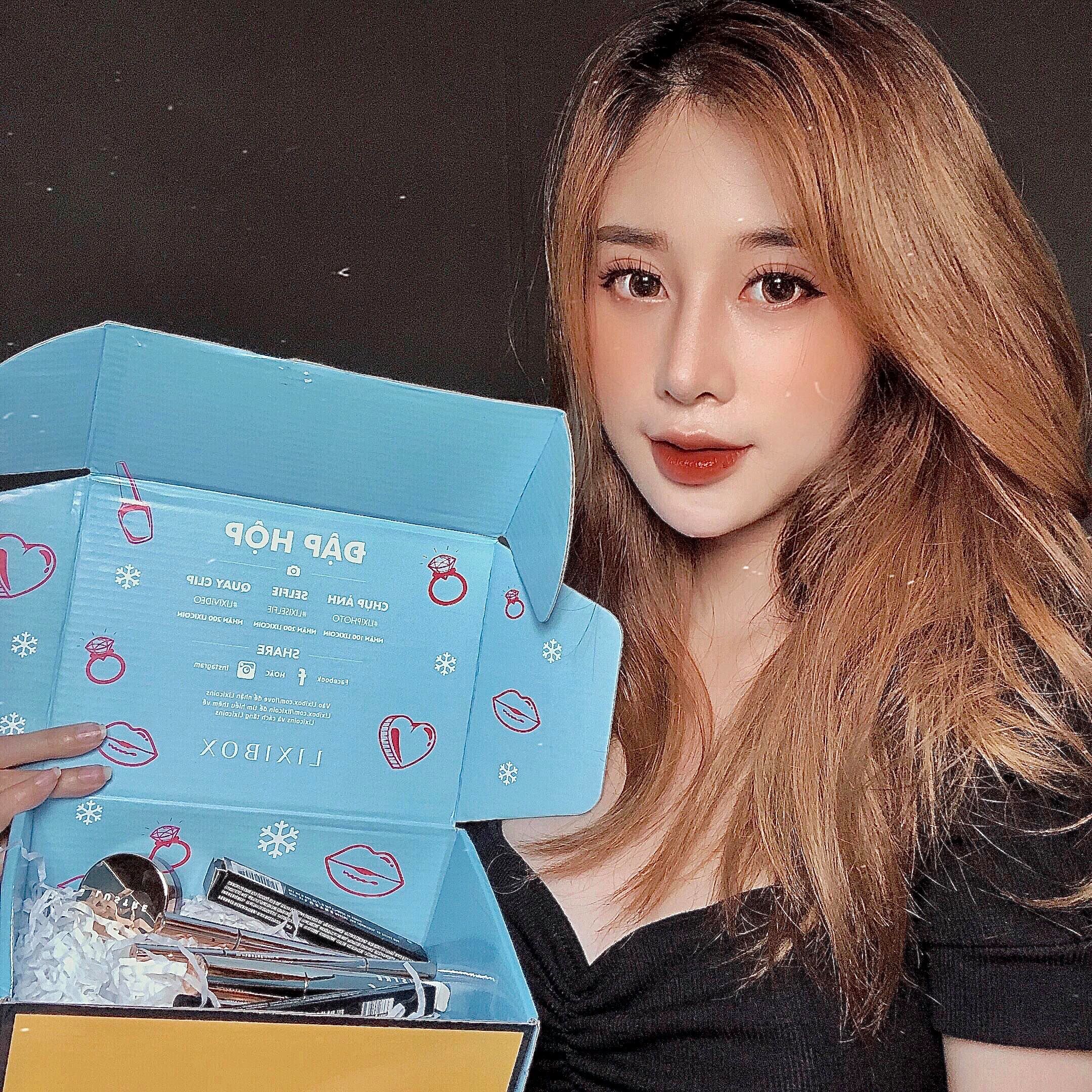 Misoa, Vân Miu, Lưu Thanh Xuân trải nghiệm mở hộp quà mỹ phẩm Beauty Box xinh xắn trong ngày 20/10, chia sẻ khoảnh khắc vui vẻ với hàng triệu cô gái trong dịp đặc biệt này.
