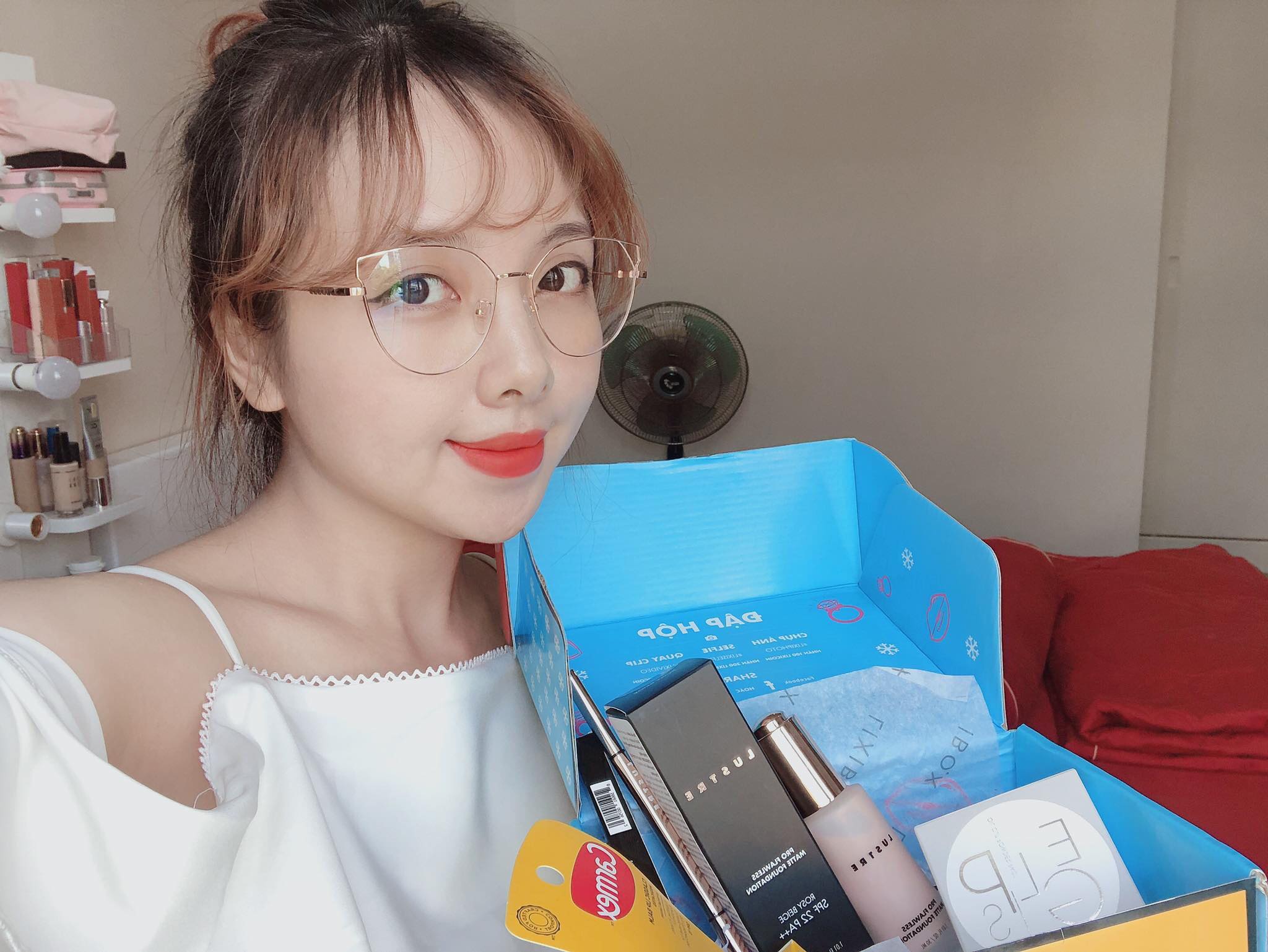 Misoa, Vân Miu và Lưu Thanh Xuân cùng trải nghiệm khoảnh khắc hạnh phúc khi mở hộp quà Beauty Box xinh xắn dịp 20/10. Cùng Lixibox khám phá những sản phẩm làm đẹp thú vị này!