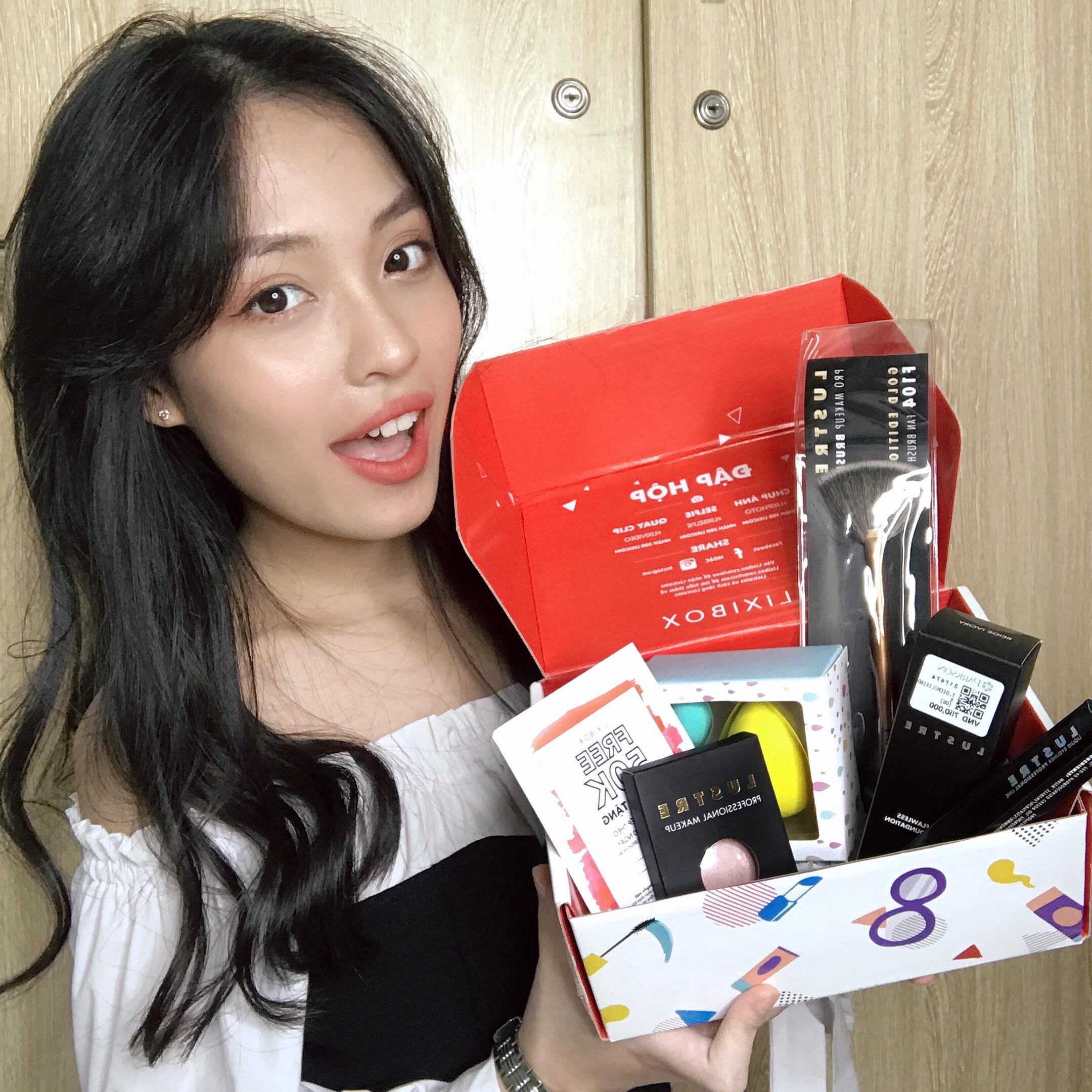 Misoa, Vân Miu và Lưu Thanh Xuân vui vẻ xem hộp quà mỹ phẩm từ Lixibox trong dịp 20/10, thể hiện niềm hạnh phúc khi đập hộp sản phẩm làm đẹp mới.