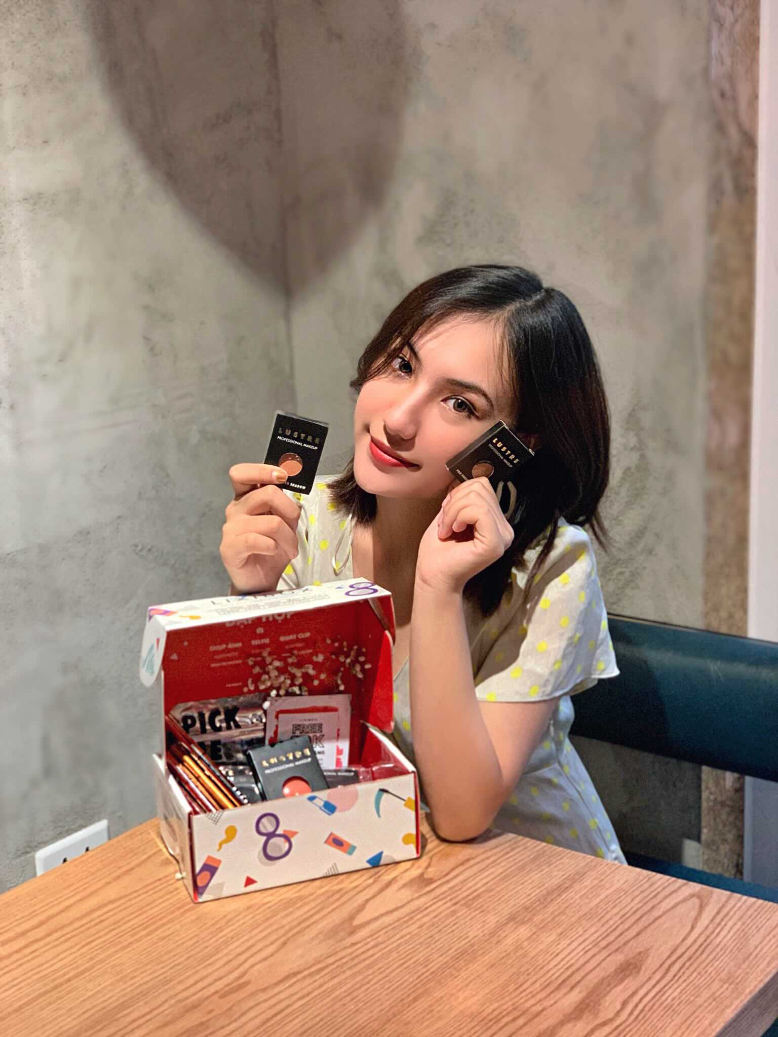 Misoa, Vân Miu và Lưu Thanh Xuân hạnh phúc khoe hộp quà mỹ phẩm ngày 20/10. Họ cùng nhau đập hộp Beauty Box siêu hoành tráng và chia sẻ khoảnh khắc đáng nhớ này. Đừng bỏ lỡ các hot girl tận hưởng giây phút ngập tràn sắc màu!