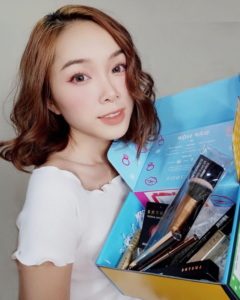 Misoa hạnh phúc khoe hộp quà mỹ phẩm siêu hoành tráng trong dịp 20/10. Cùng Vân Miu, Lưu Thanh Xuân khám phá những món quà tuyệt vời và khoảnh khắc vui tươi của các hot girl đập hộp trong lễ hội. #BeautyBox #HotGirl #20thOctober