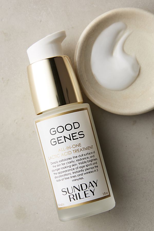 Chai serum chăm sóc da 'Good Genes' của Sunday Riley, một sản phẩm điều trị axit lactic đa năng. Khám phá vai trò của mỹ phẩm Indie trong quy trình dưỡng da cơ bản, giúp nâng cao chất lượng làn da với các thương hiệu nhỏ đầy tiềm năng.