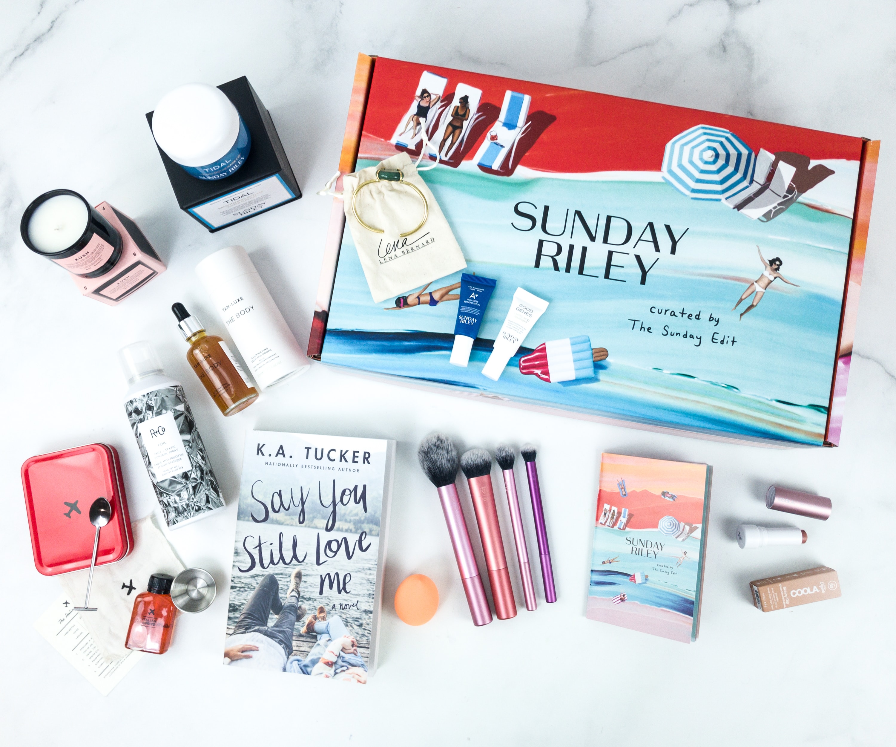 Bộ sản phẩm chăm sóc da indie nổi bật, bao gồm nhiều loại mỹ phẩm, nằm trên nền đá cẩm thạch trong bối cảnh bài viết "Indie Beauty - dòng chảy nhỏ nổi bật trong quy trình dưỡng da". Khám phá chất lượng và sự sáng tạo của các thương hiệu Indie trong chăm sóc da cơ bản.