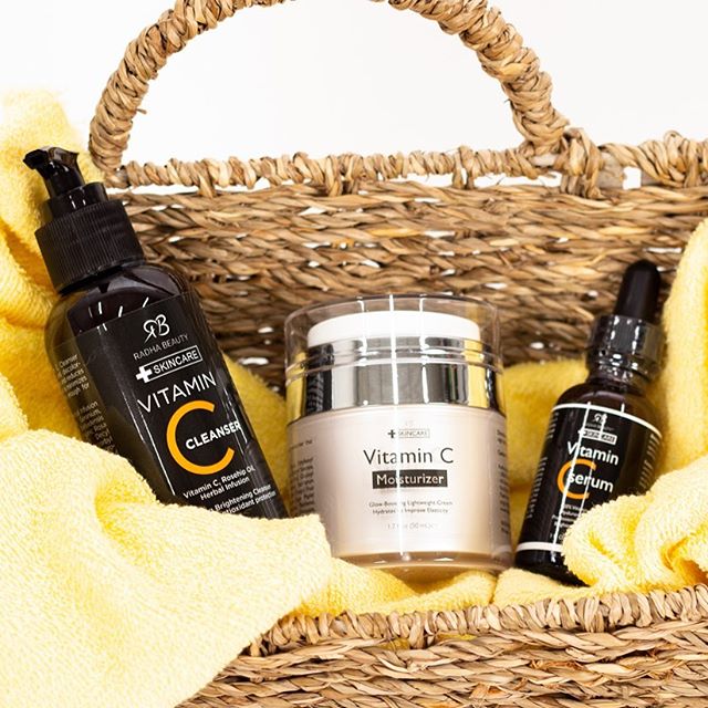 Bộ sản phẩm chăm sóc da với sữa rửa mặt Vitamin C, kem dưỡng ẩm Vitamin C và serum Vitamin C, nằm trong giỏ đan bằng mây, nổi bật lên quy trình dưỡng da cơ bản giữa bối cảnh thị trường mỹ phẩm Indie.