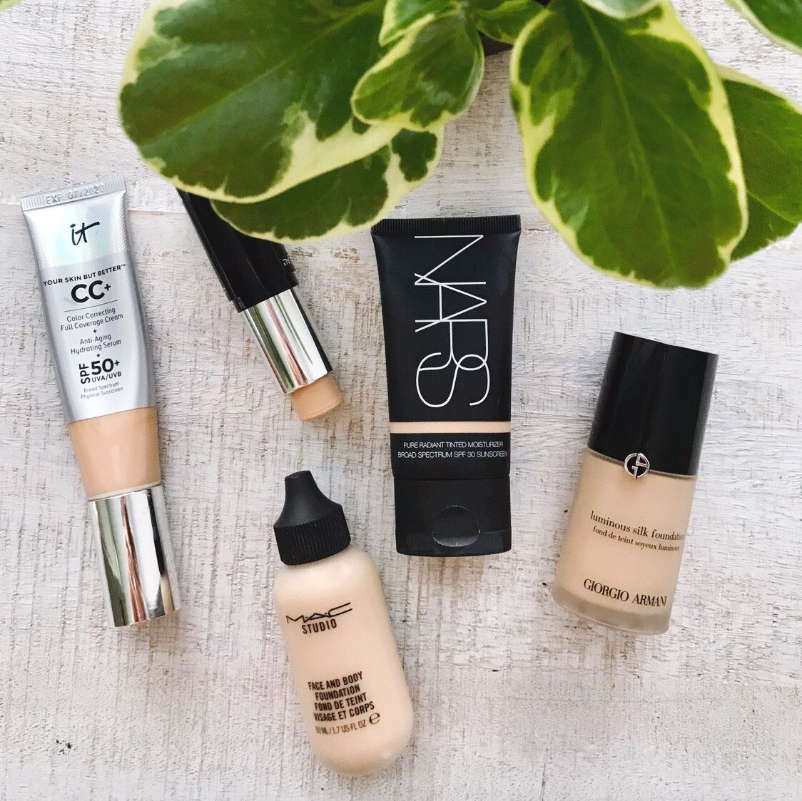 Bộ sản phẩm trang điểm tự nhiên với các loại kem nền như CC Cream, BB Cream và Foundation trên nền gỗ sáng. Tìm hiểu cách trang điểm tự nhiên đẹp lung linh với nền hoàn hảo từ Lixibox.