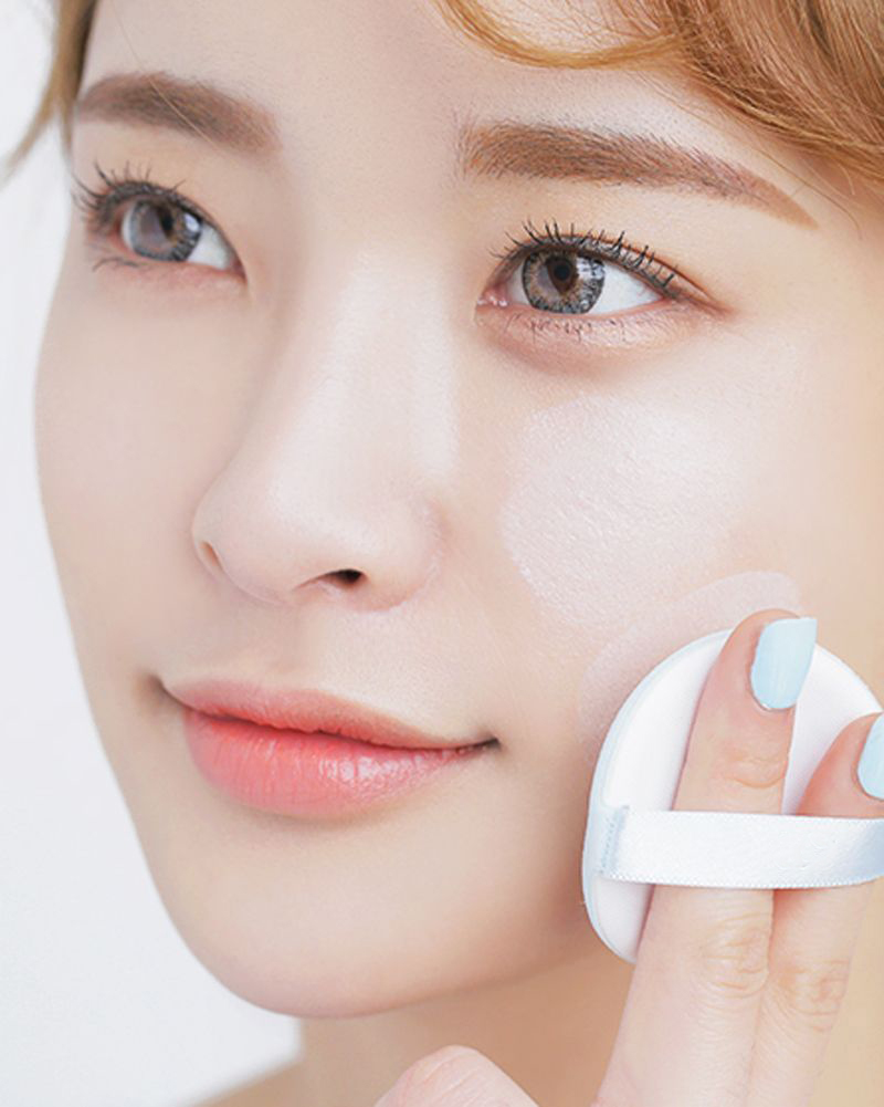 Hình ảnh cô gái đang trang điểm tự nhiên với kem nền, thể hiện lớp nền hoàn hảo. Bài viết "Để mị nói cho mà nghe" khám phá các loại kem nền như Foundation, BB Cream, CC Cream và các lựa chọn trang điểm đơn giản khác, giúp bạn đạt được vẻ đẹp lung linh.