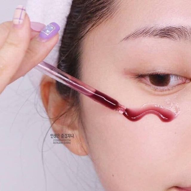 Một người đang áp dụng serum Red Peel Tingle So Natural lên da mặt, thể hiện quy trình dưỡng da cụ thể. Sản phẩm này đang tạo nên cơn sốt trong cộng đồng chăm sóc da cơ bản do hiệu quả nhanh chóng trong việc cải thiện tình trạng da.