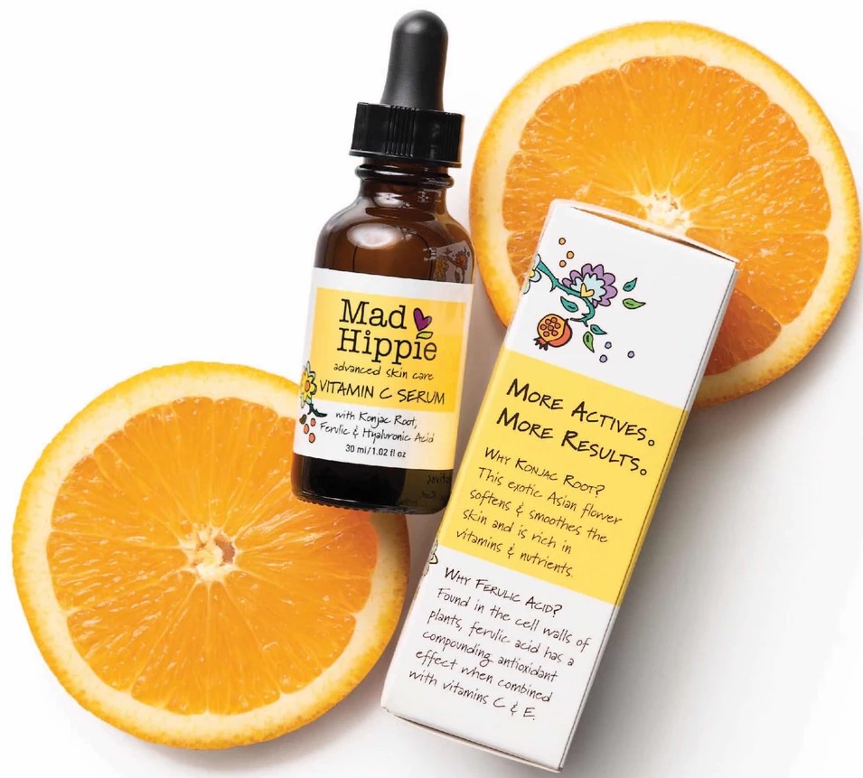 Sản phẩm serum vitamin C của Mad Hippie được đặt trên một lát cam, minh họa cho quy trình dưỡng da theo từng độ tuổi. Bài viết nói về những khác biệt trong kết cấu da và phương pháp chăm sóc da cơ bản phù hợp với độ tuổi.