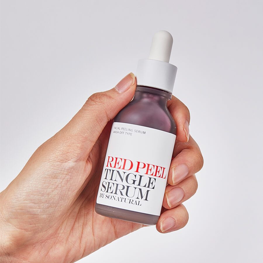 Chai serum tẩy tế bào chết Red Peel Tingle của Sonatural, giúp cải thiện tình trạng mụn và làn da. Bí quyết chăm sóc da cơ bản cho các nàng, cung cấp sản phẩm hữu hiệu trong quy trình dưỡng da.