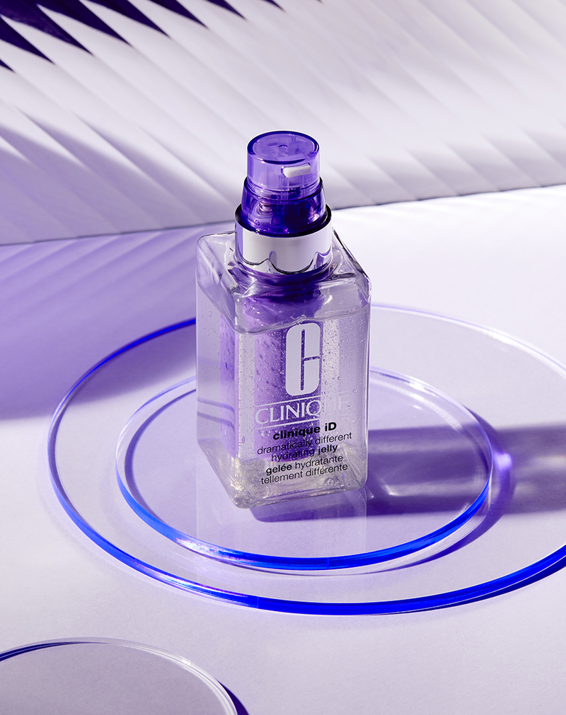Sản phẩm Clinique iD Dramatically Different Hydrating Jelly trên nền màu tím. Bài viết giới thiệu các sản phẩm chăm sóc da cơ bản mà các beauty editor tin dùng trong quy trình dưỡng da của họ.