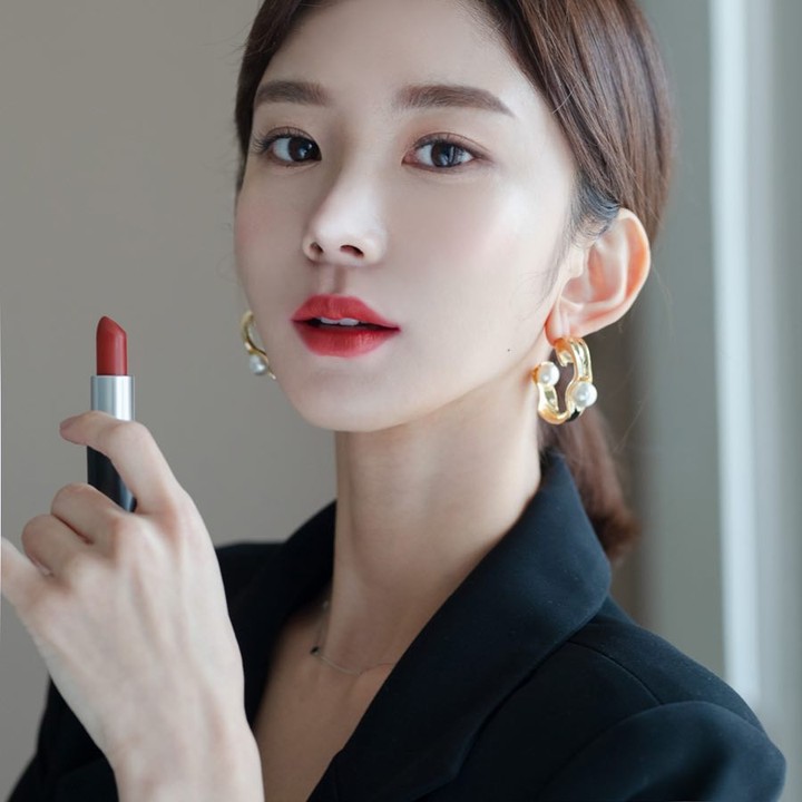 Bài viết "BEST CHOICE 2019: Top 5 son môi hot nhất mùa lễ hội cuối năm" trên Lixibox. Khám phá 5 thỏi son môi tuyệt đẹp giúp bạn nổi bật trong mùa lễ hội, tôn lên vẻ quyến rũ với sắc màu bùng nổ.