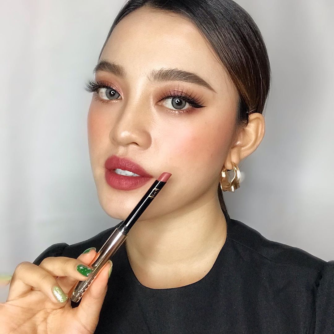 Thỏi son Lustre thon gọn, cá tính, vỏ ánh kim sang chảnh, chất son mướt như bơ, đang được các hot girl yêu thích. Lixibox mang đến sự lựa chọn đa dạng với 5 tông son thời thượng.