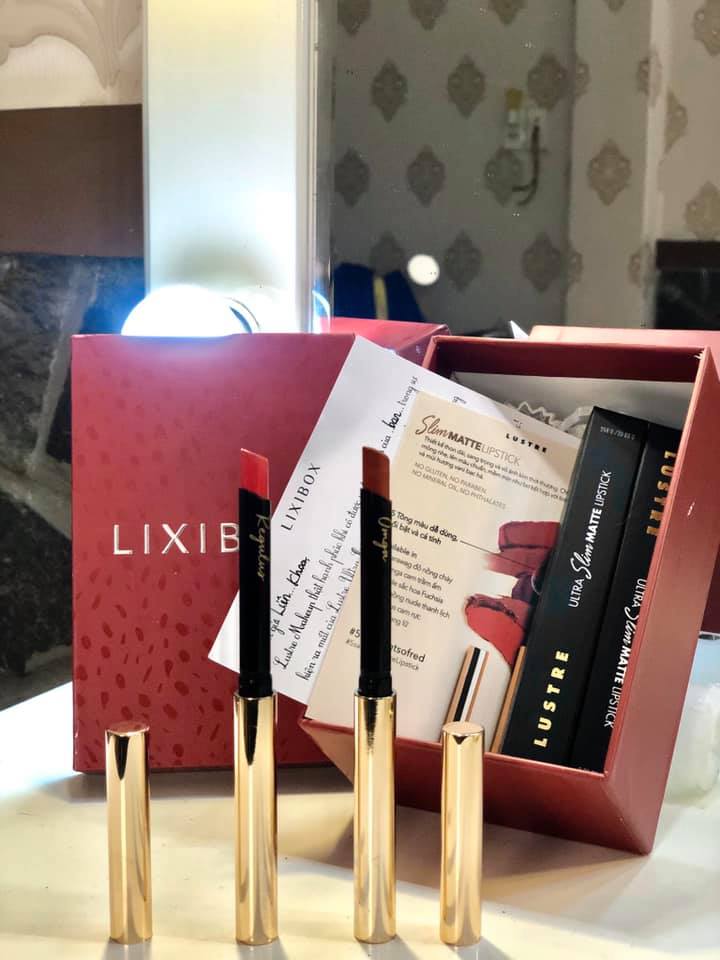 Thỏi son Lustre thiết kế thon gọn, cá tính giống điếu thuốc với vỏ ánh kim, chứa chất son mềm mịn như bơ. Sản phẩm gây tiếng vang trong cộng đồng làm đẹp, làm nổi bật các nàng hot girl trên mạng xã hội. Lixibox hiện đang cung cấp son Lustre.