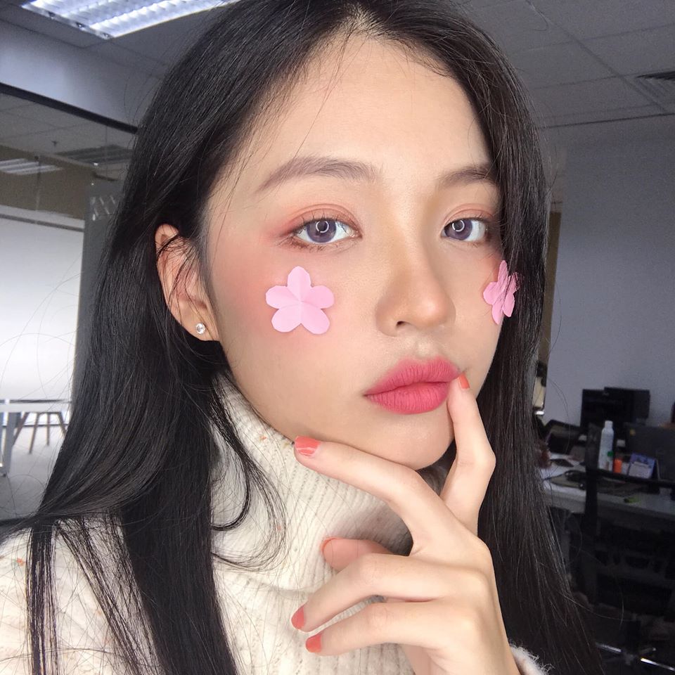 Hot "rần rần" thỏi son điếu thuốc Lustre ngập tràn newsfeed. Chất son mướt như bơ, thiết kế sang trọng, 5 tông thời thượng. Lixibox và son Lustre khiến các hot girl không thể cưỡng lại. Ngắm nhìn các nàng xinh đẹp với thỏi son độc đáo này!