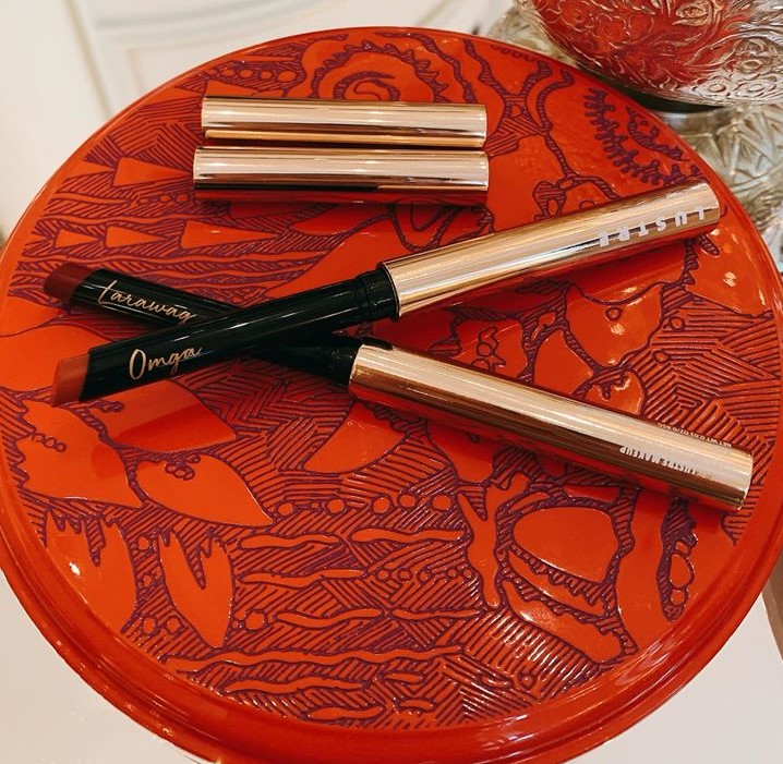 Thỏi son điếu thuốc Lustre với thiết kế sang trọng, màu sắc tinh tế và chất son mềm mịn thu hút sự chú ý của giới trẻ. Lixibox giới thiệu Lustre lipstick, sự lựa chọn hoàn hảo cho những ai yêu thích làm đẹp.
