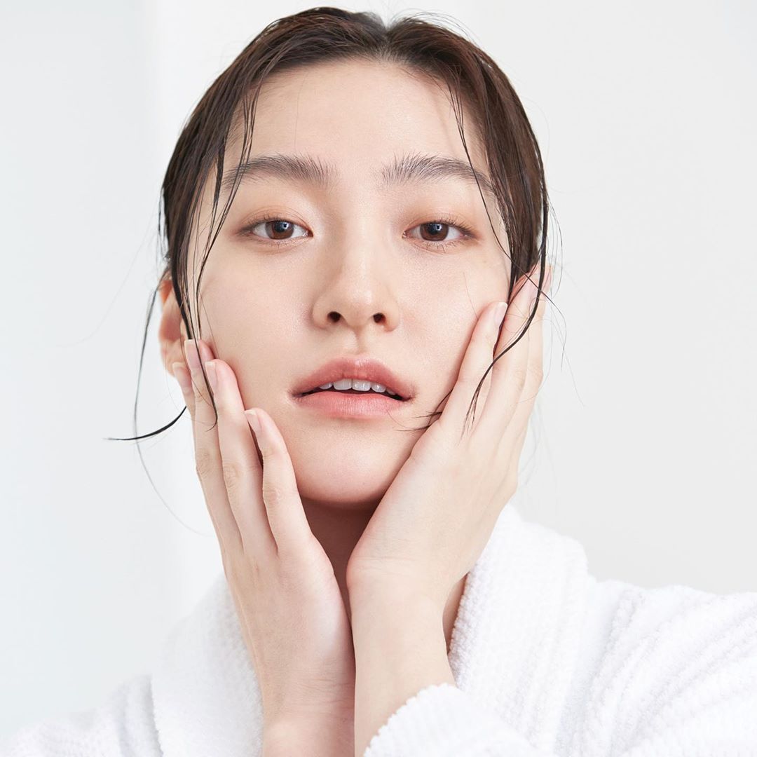 Khuôn mặt rạng rỡ với làn da sáng mịn, biểu thị quy trình dưỡng da đơn giản. Bài viết thảo luận về cách chăm sóc da cơ bản, dưỡng trắng và tránh làn da trắng ảo, phù hợp với nhiều người có cùng tiêu chí trong skincare.