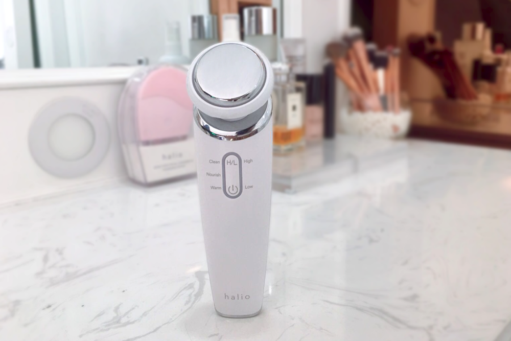 Máy đẩy tinh chất dưỡng trắng Halio Ion đang được đặt trên bàn trang điểm. Bài viết chia sẻ kết quả bất ngờ sau 2 tuần sử dụng máy đẩy tinh chất này, lấy cảm hứng từ thói quen làm đẹp của Son Ye Jin.