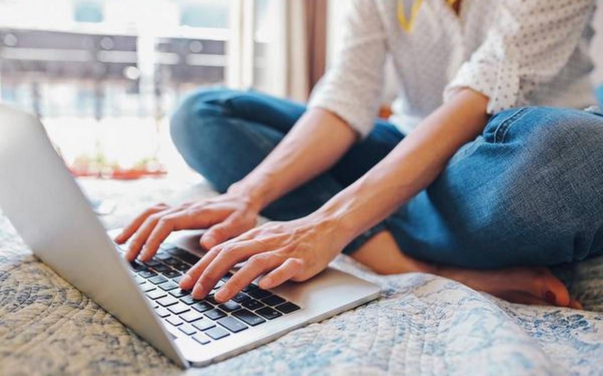 Bàn tay, đang sử dụng máy tính xách tay trong không gian thoải mái, biểu thị cho việc áp dụng quy trình dưỡng da trong mùa dịch corona và làm việc tại nhà. Khám phá trải nghiệm làm đẹp và chăm sóc da trong 2 tuần.