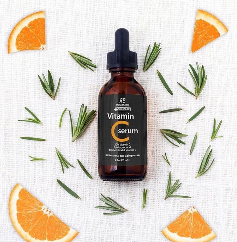 Serum Vitamin C Radha Beauty 20% giúp nâng cao hiệu quả chăm sóc da cơ bản, phục hồi và làm sáng da khi kết hợp với máy đẩy tinh chất Halio Ion trong quy trình dưỡng da.