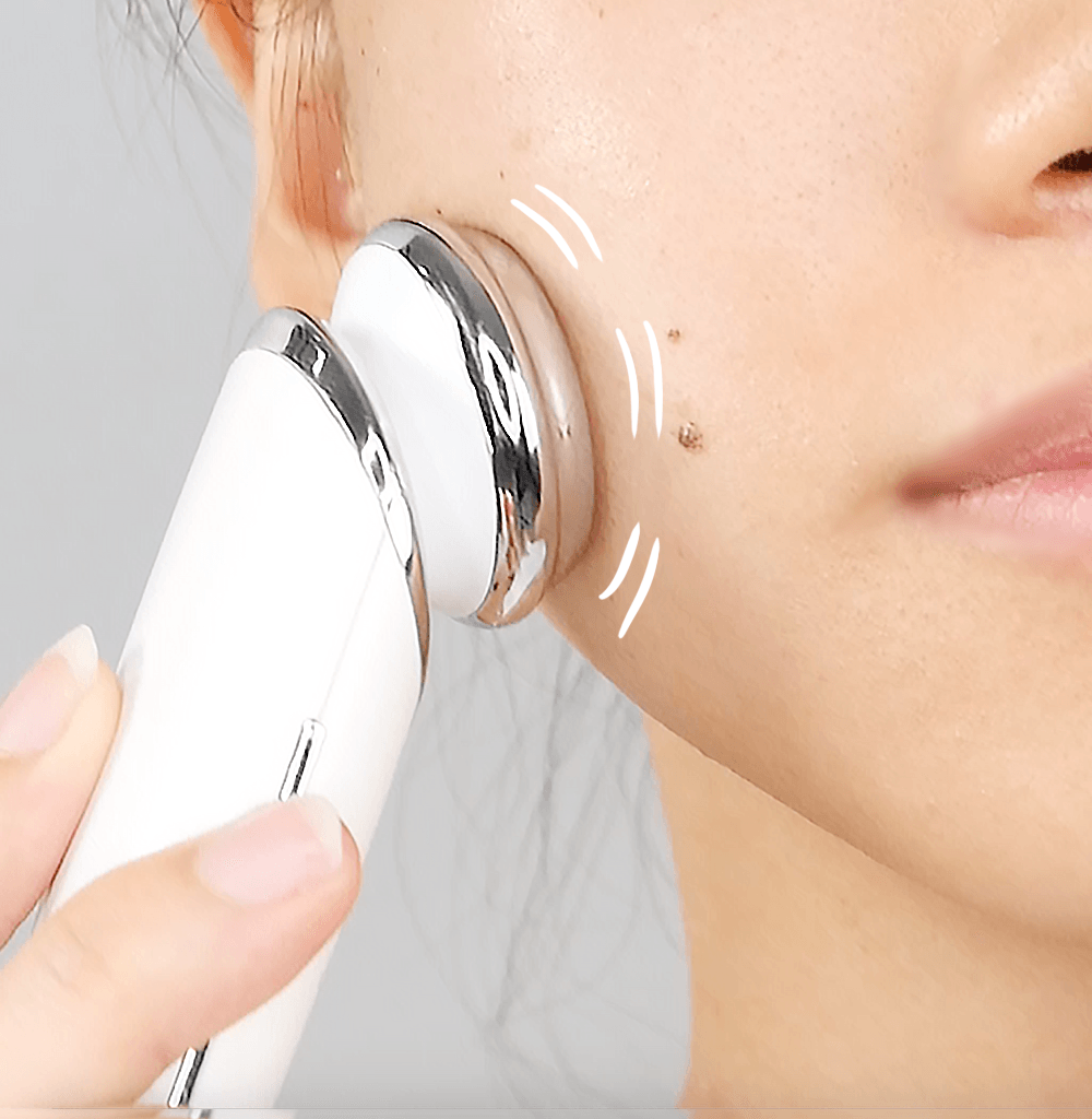 HALIO ION giúp tối ưu hóa quy trình dưỡng da với khả năng đẩy tinh chất dưỡng trắng. Khám phá 5 lý do để bạn nên đầu tư vào máy đẩy tinh chất Halio, mang lại làn da mịn màng như ý muốn. Thương hiệu Halio đã chinh phục rất nhiều tín đồ skincare tại Việt Nam.