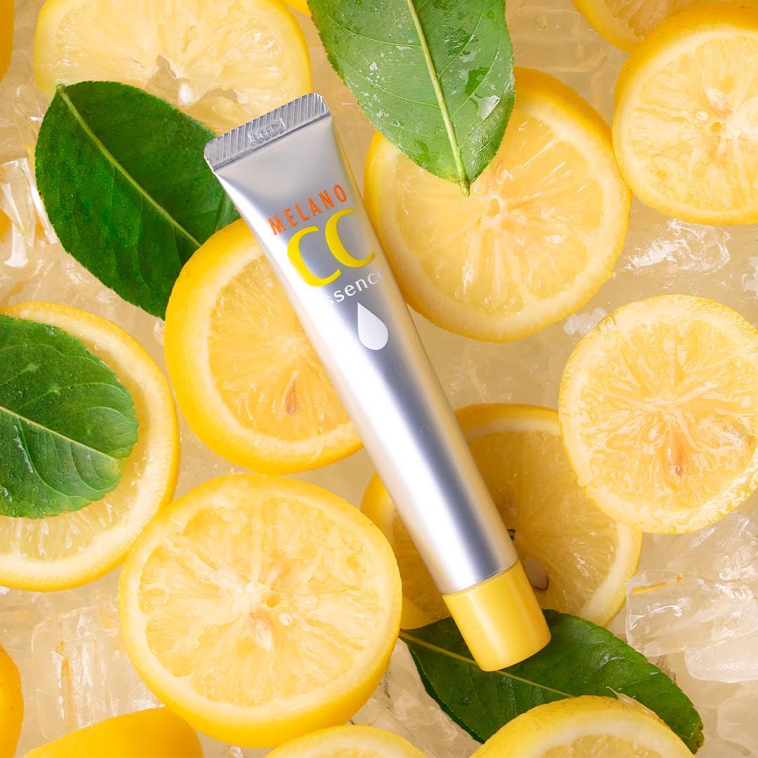 Mỹ phẩm dưỡng da Melano CC Essence giữa những lát chanh tươi, gợi ý quy trình giúp làm sáng làn da thâm sạm, xỉn màu và tránh dấu hiệu lão hóa.